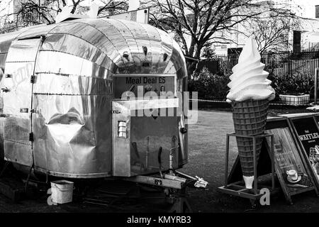 Vendeur de rue, vendeur de nourriture dans un style américain des années 1950 Caravane Acier London Bankside Banque D'Images