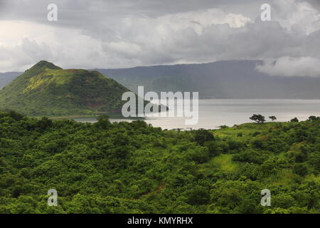 W.-wards vue du Volcano Trail Volcano plus Island-Binintiang Malaki ou grand cratère-lac Taal jambe à la crête de Tagaytay sous un ciel couvert menaçante. Ta Banque D'Images