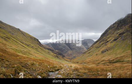 Chemin de randonnée à travers les montagnes de Glencoe, Ecosse Banque D'Images