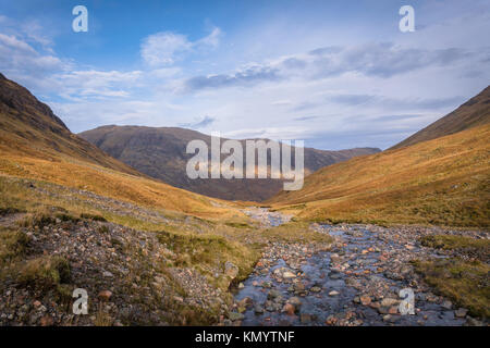 Chemin de randonnée à travers les montagnes de Glencoe, Ecosse Banque D'Images