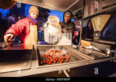 Stand avec bain châtaigne - spécialité d'hiver durant les fêtes de Noël à Prague, place de la vieille ville, la République tchèque, 2 décembre Banque D'Images