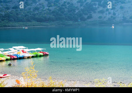 Un lac avec pédalos en été 24. L'île de Crète, Grèce. Banque D'Images