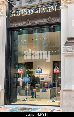 Milan, Italie - 10 août 2017 : Giorgio Armani shop fenêtre, à la galerie Vittorio Emanuele II, Piazza Duomo (place du Dôme) dans le centre de Milan. Banque D'Images