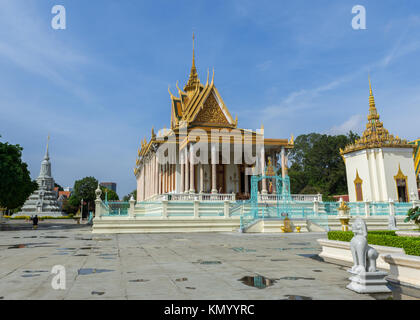 Vue de la Pagode d'argent dans le complexe du Palais Royal à Phnom Penh, Cambodge. Banque D'Images