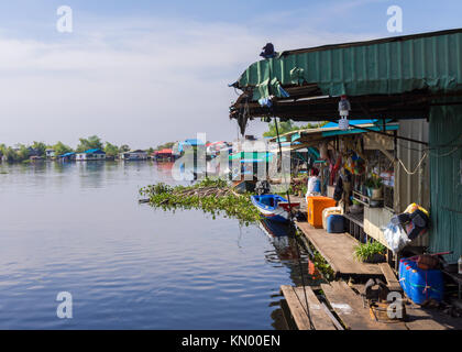 Vue d'un village flottant sur le lac Tonlé Sap entre les villes de Battambang et Siem Reap, Cambodge. Banque D'Images