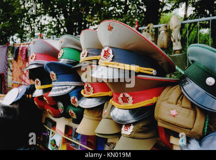 Casquettes et bonnets soviétique au marché de Berlin souvenirs Banque D'Images