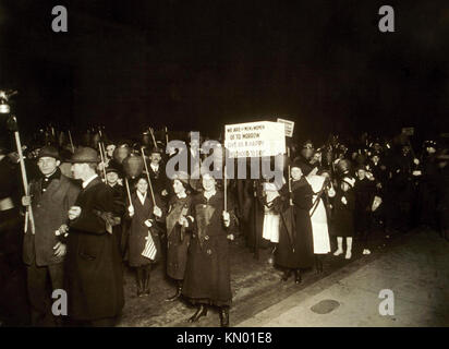 Suffrage parade de nuit à New York, ca. 1910-1915. Photographe : Jessie Tarbox Beals Banque D'Images