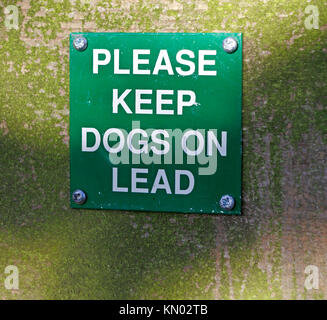 Veuillez Gardez les chiens en laisse signer par les tisserands Way au chemin pierrage, Norfolk, Angleterre, Royaume-Uni. Banque D'Images