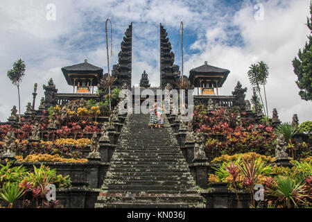 En touristique pose dans l'entrée de Pura Besakih à Bali Banque D'Images