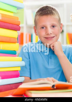 Happy smiling boy studying afin d'obtenir de bonnes notes Banque D'Images