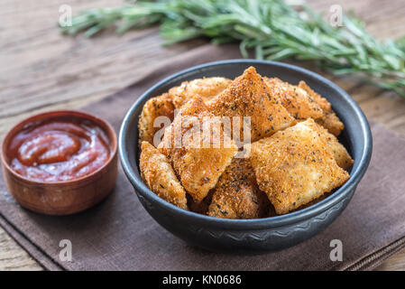 Raviolis frits avec la plaque sur la planche de bois Banque D'Images