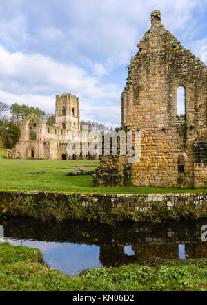 Les ruines de l'abbaye de Fountains sur un matin d'automne, vue de l'autre côté de la rivière Skell, Ripon, Yorkshire, UK. Banque D'Images