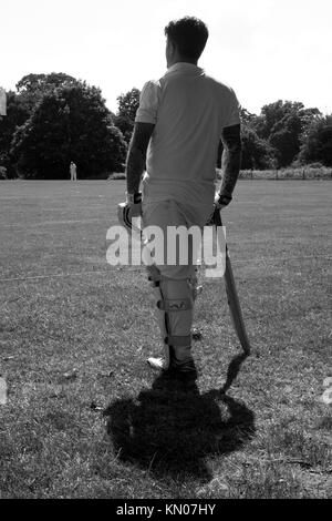 Cricketer en attente de bat Banque D'Images