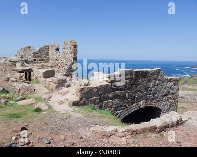 Levant tin mine fonctionne, l'Arsenic, Fond Trewellard Pendeen, Cornwall, England, UK en Juin Banque D'Images