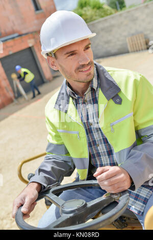 Construction Worker using digger Banque D'Images