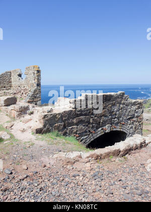 Levant tin mine fonctionne, l'Arsenic, Fond Trewellard Pendeen, Cornwall, England, UK en Juin Banque D'Images