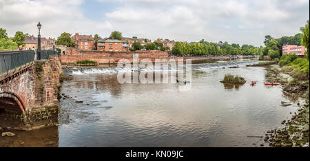 Vue sur la Dee et les remparts de Chester, Cheshire, Angleterre Banque D'Images