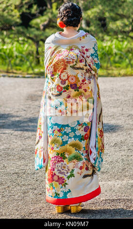 Mariée japonaise en kimono coloré au jardin Sankeien, Kanagawa, Yokohama, Japon Banque D'Images