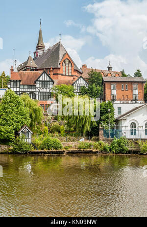 Demeures historiques au bord de la rivière Dee à Chester, Cheshire, Angleterre Banque D'Images