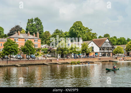 Front de mer le long de la rivière Dee à Chester ; Cheshire, nord-ouest de l'Angleterre Banque D'Images