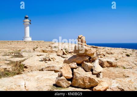 Barbaria formentera phare et faire un souhait monticule de pierres