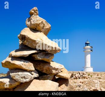 Barbaria formentera phare et faire un souhait monticule de pierres