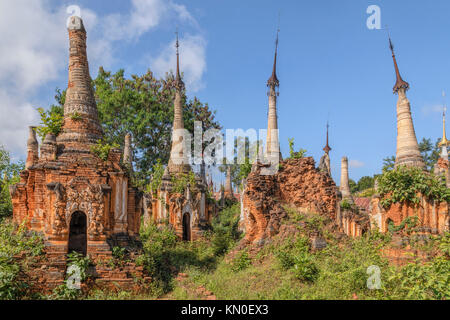 La pagode Shwe Indein, lac Inle, Myanmar, en Asie Banque D'Images