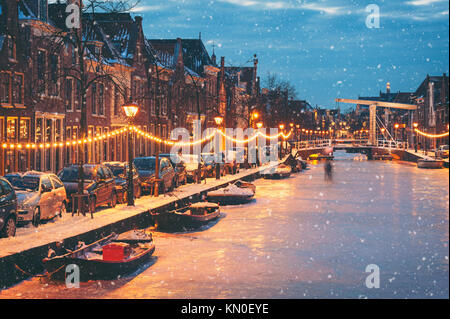Scène d'hiver à Alkmaar Pays-bas avec glace naturelle et chute de neige Banque D'Images