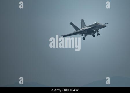 Un u.s. navy f/a-18E Super Hornet jet fighter aircraft se prépare à atterrir à l'iwakuni Marine Corps Air Station le 28 novembre 2017 au Japon, iwakuni. (Photo par donato maffin par planetpix) Banque D'Images