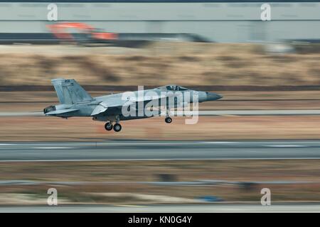 Un u.s. navy f/a-18E Super Hornet jet fighter avion atterrit au Marine Corps Air Station iwakuni 28 novembre, 2017 au Japon, iwakuni. (Photo par donato maffin par planetpix) Banque D'Images