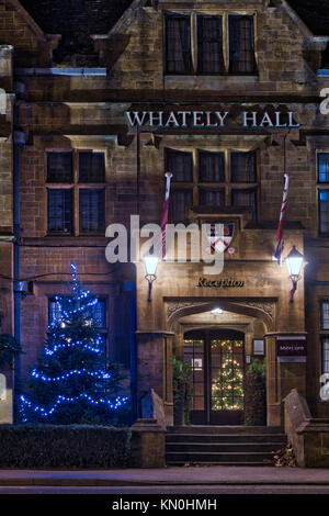 Les arbres de Noël à l'intérieur et à l'hôtel Whatley à Banbury, Oxfordshire, Angleterre. HDR Banque D'Images