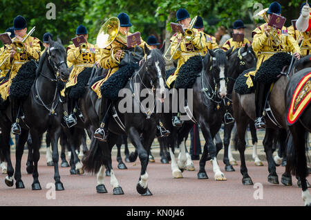 Londres, Royaume-Uni - Juin 13, 2015 : Canada parade bande militaire en formation sur le Mall dans un Royal Parade la cérémonie des couleurs. Banque D'Images