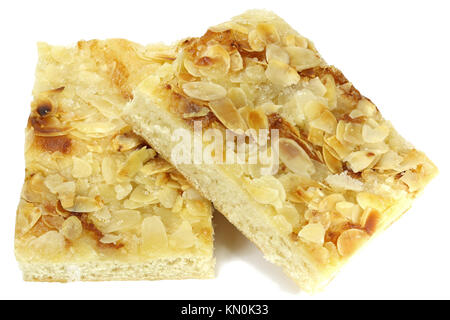 Du nord de l'Allemagne traditionnelle Butterkuchen (gâteau de beurre) isolé sur fond blanc. Banque D'Images