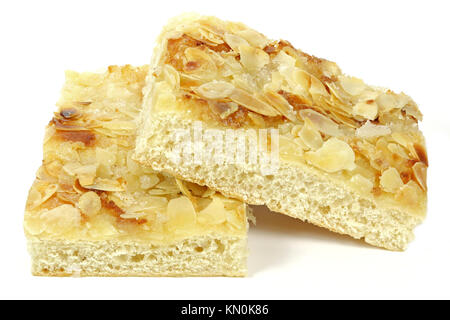 Du nord de l'Allemagne traditionnelle Butterkuchen (gâteau de beurre) isolé sur fond blanc. Banque D'Images