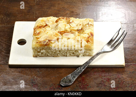 Du nord de l'Allemagne traditionnelle Butterkuchen (gâteau de beurre) sur l'ancien planche à découper. Banque D'Images