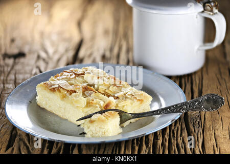 Du nord de l'Allemagne traditionnelle Butterkuchen (gâteau de beurre) sur l'ancienne plaque émaillée. Banque D'Images