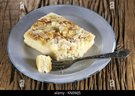 Du nord de l'Allemagne traditionnelle Butterkuchen (gâteau de beurre) sur l'ancienne plaque émaillée. Banque D'Images