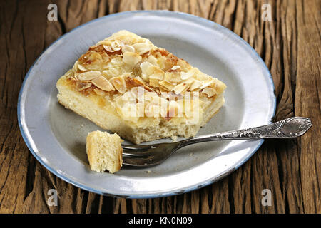 Du nord de l'Allemagne traditionnelle Butterkuchen (gâteau de beurre) sur l'ancienne plaque émaillée. Banque D'Images