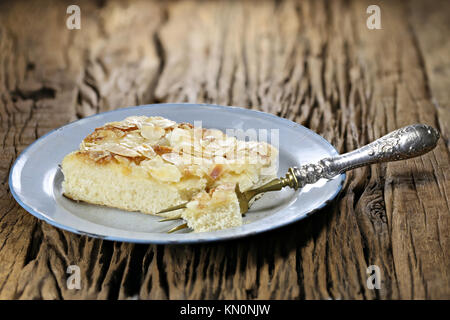 Du nord de l'Allemagne traditionnelle Butterkuchen (gâteau de beurre) sur l'ancienne plaque émaillée. Banque D'Images