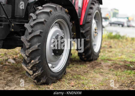 L'équipement pour l'agriculture, les machines présentées à une exposition agricole. Les tracteurs à l'extérieur. Banque D'Images