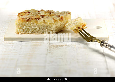 Du nord de l'Allemagne traditionnelle Butterkuchen (gâteau de beurre) sur l'ancien planche à découper. Banque D'Images