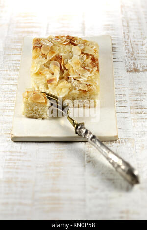 Du nord de l'Allemagne traditionnelle Butterkuchen (gâteau de beurre) sur l'ancien planche à découper. Banque D'Images