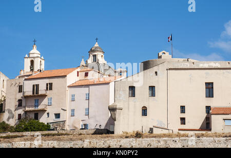 Corse : toits de la citadelle de Calvi, célèbre destination touristique sur la côte nord-ouest, avec ses vieux murs et les clochers des églises Banque D'Images