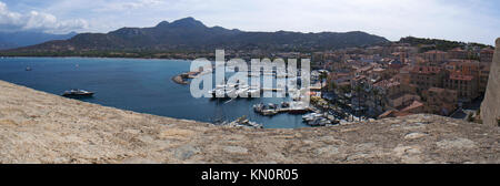 Corse : mer méditerranée avec des bateaux dans le port de plaisance et vue sur les toits de Calvi vu des anciens murs de la Citadelle Banque D'Images