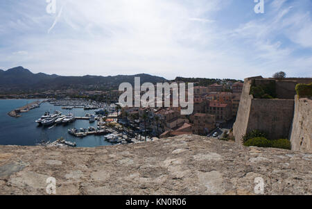Corse : mer méditerranée avec des bateaux dans le port de plaisance et vue sur les toits de Calvi vu des anciens murs de la Citadelle Banque D'Images