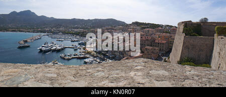 Corse : mer méditerranée avec des bateaux dans le port de plaisance et vue sur les toits de Calvi vu des anciens murs de la Citadelle Banque D'Images