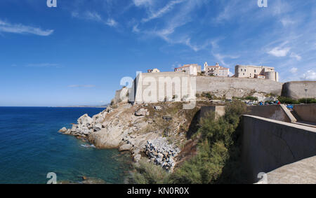 Corse : la mer et vue sur les toits de la citadelle de Calvi, célèbre destination touristique sur la côte nord-ouest, avec ses vieux murs Banque D'Images