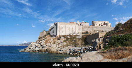 Corse : la mer et vue sur les toits de la citadelle de Calvi, célèbre destination touristique sur la côte nord-ouest, avec ses vieux murs Banque D'Images