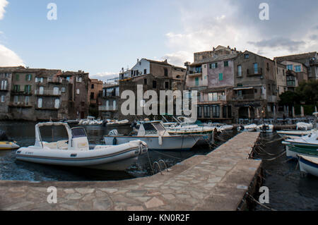 Corse : l'horizon et les bateaux de pêche dans le petit port d'Erbalunga (Haute-Corse), un célèbre village de pêcheurs sur la côte est du Cap Corse Banque D'Images