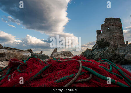 Corse : un filet de pêche et la Tour d'Erbalunga, une tour génoise ruinée sur la commune de Brando (Haute-Corse) sur la côte est du Cap Corse Banque D'Images